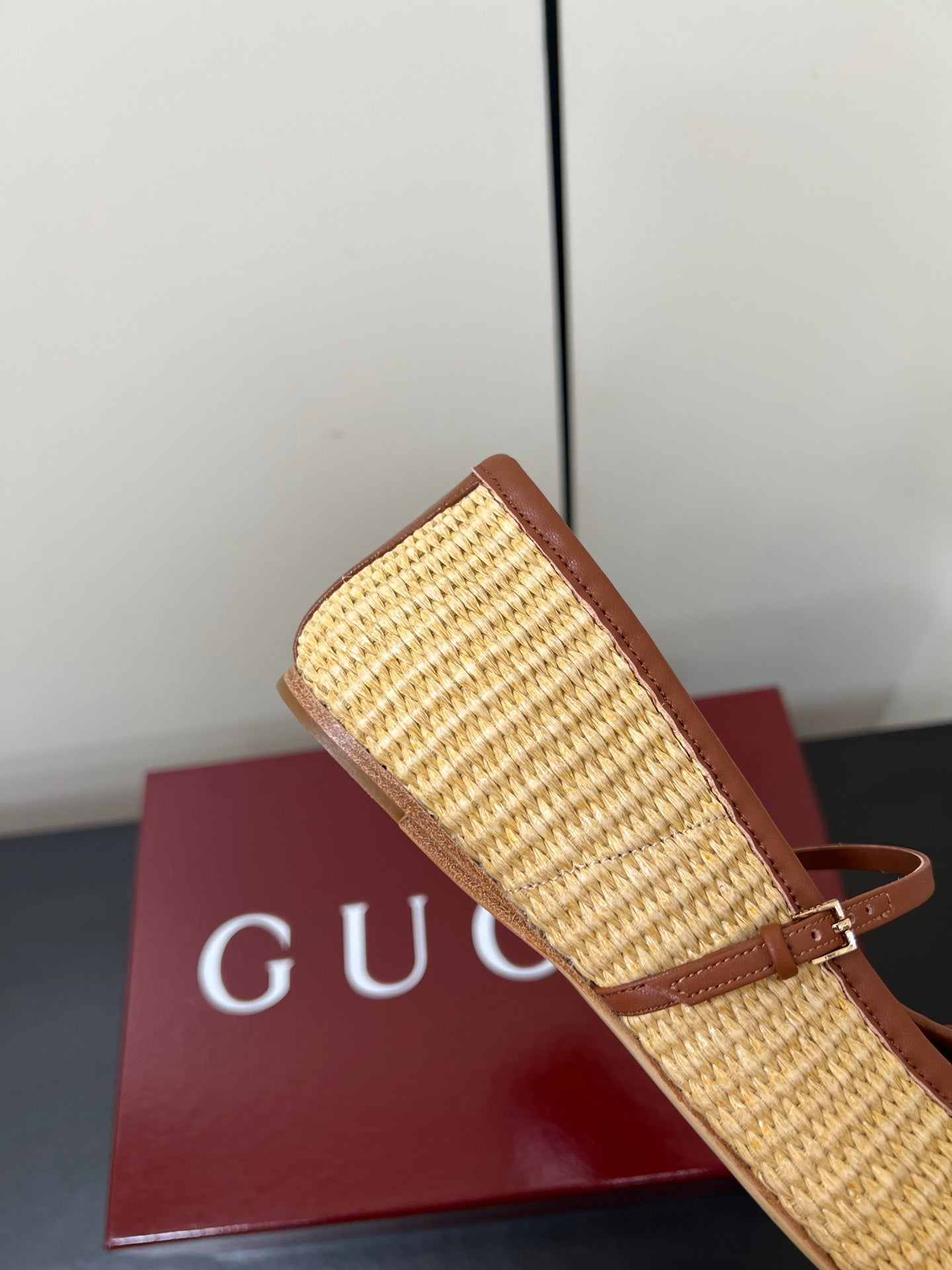 GG MARY JANE 25S IN NATURAL STRAW WITH GOLD HARDWARE