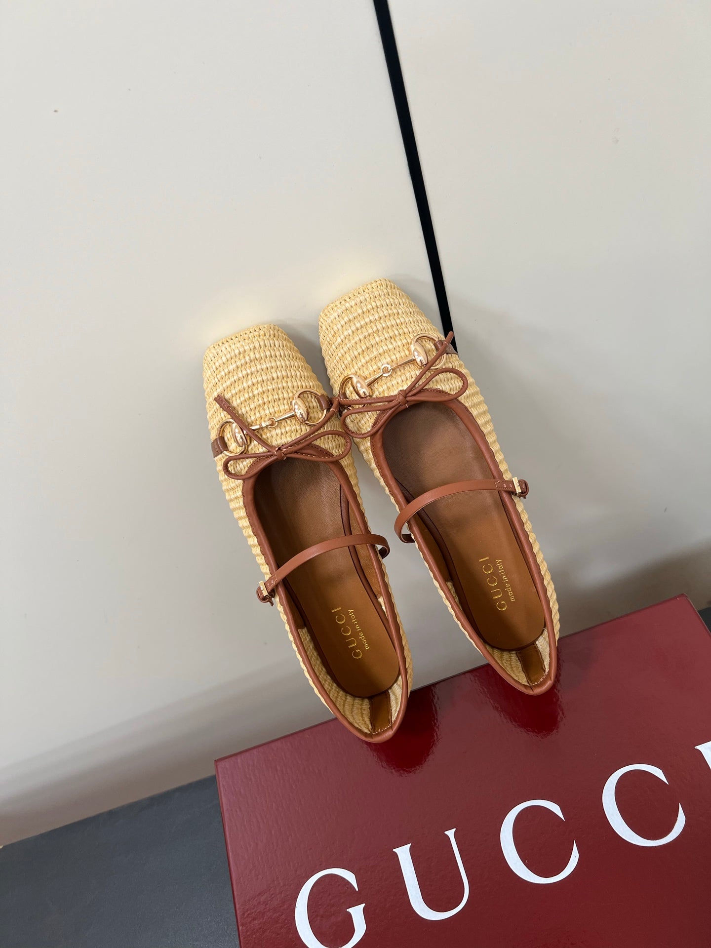 GG MARY JANE 25S IN NATURAL STRAW WITH GOLD HARDWARE