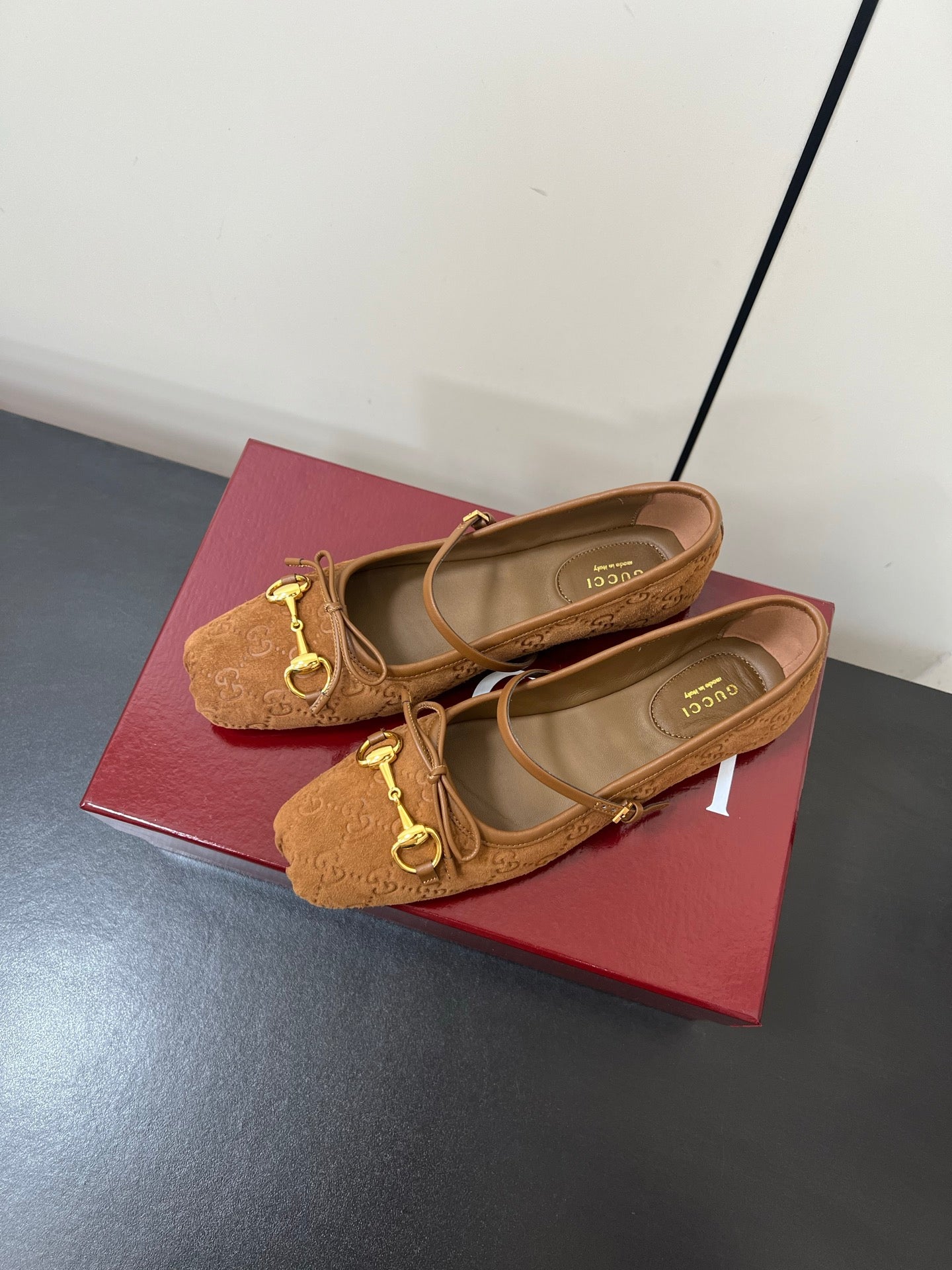 GG MARY JANE 25S IN BROWN SUEDE WITH GOLD HARDWARE