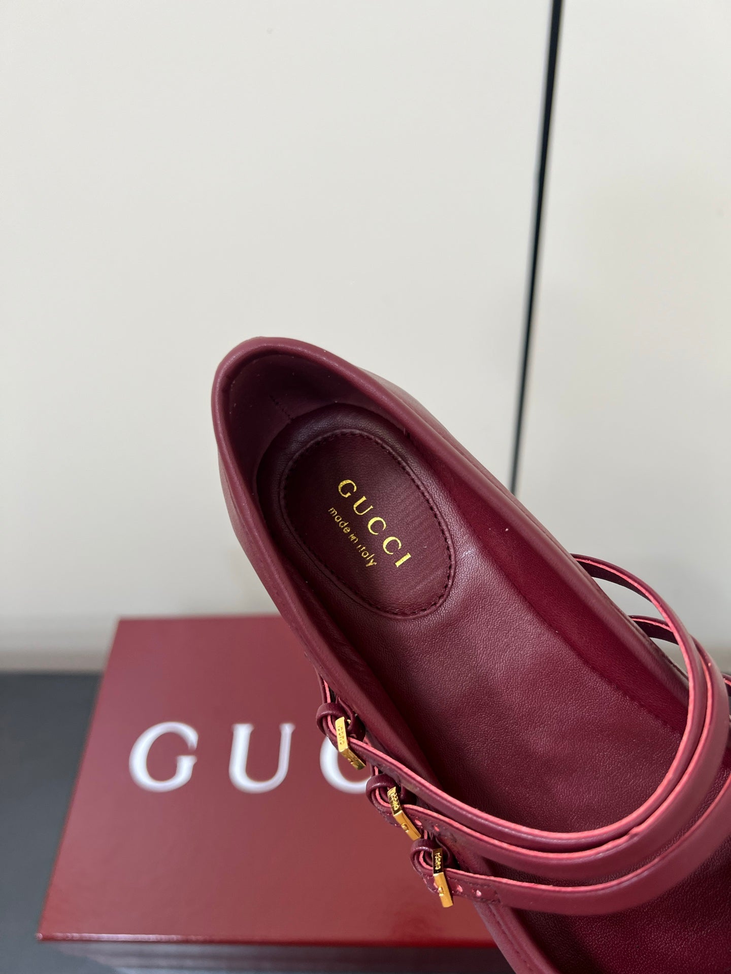 GG MARY JANE 25S IN RED LAMBSKIN WITH GOLD HARDWARE