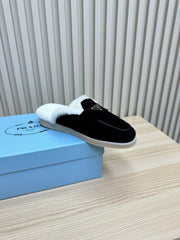 TRIANGLE LOGO FLATS IN BLACK SUEDE AND FUR LINING