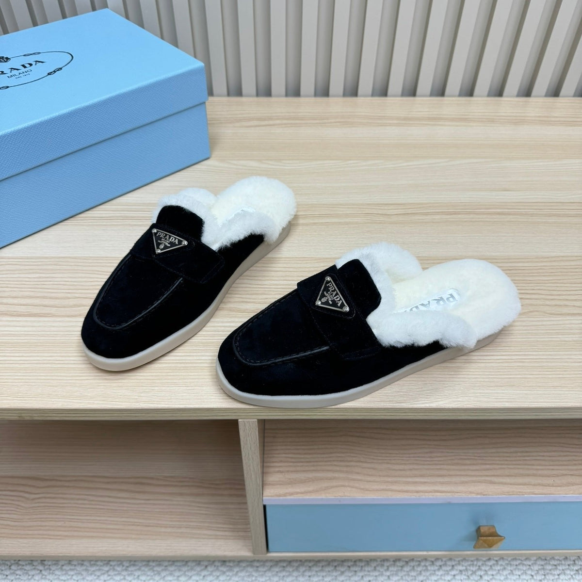 TRIANGLE LOGO FLATS IN BLACK SUEDE AND FUR LINING