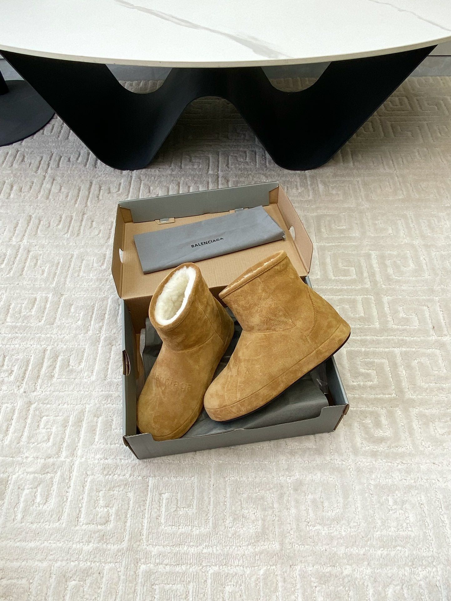 FLAT ANKLE BOOTS IN CIDER BROWN SUEDE AND SHEARLING LINING