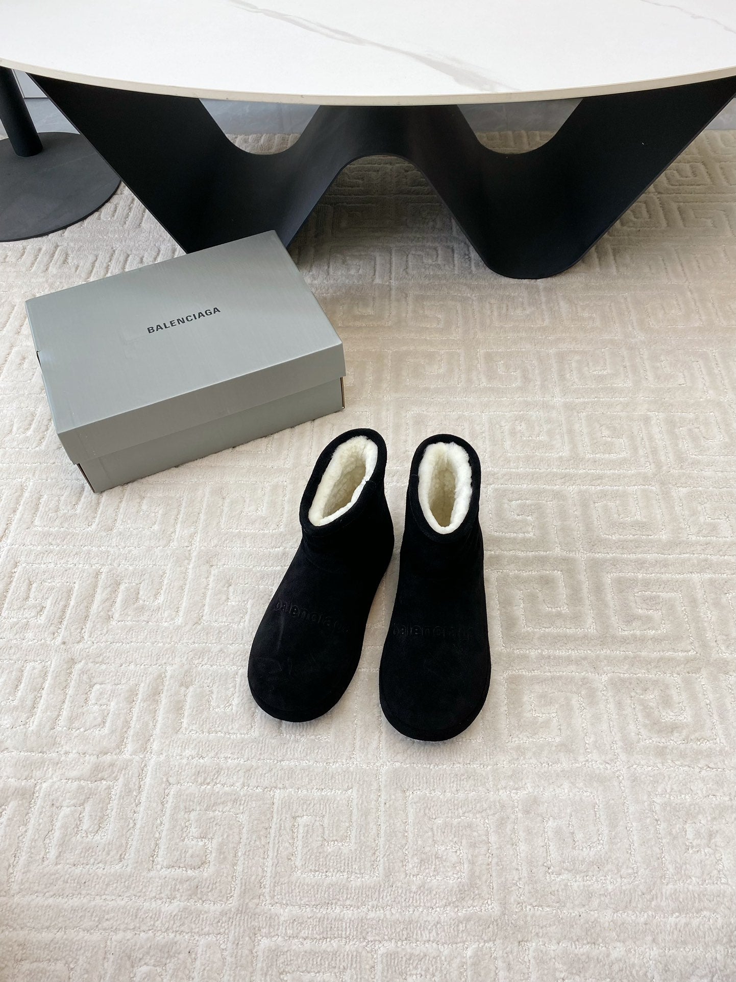 FLAT ANKLE BOOTS IN BLACK SUEDE AND SHEARLING LINING