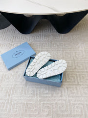 THICK-SOLED FLIP FLOPS IN WHITE RUBBER