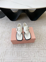 THONG SANDALS IN WHITE LAMBSKIN WITH SILVER BUCKLE