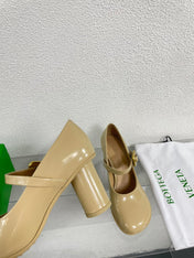 ATOMIC MARY-JANE PUMP 9 CM IN BISQUE BEIGE CALFSKIN