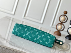 POCHETTE VOYAGE SOUPLE 32 IN GREEN MONOGRAM HERITAGE CANVAS