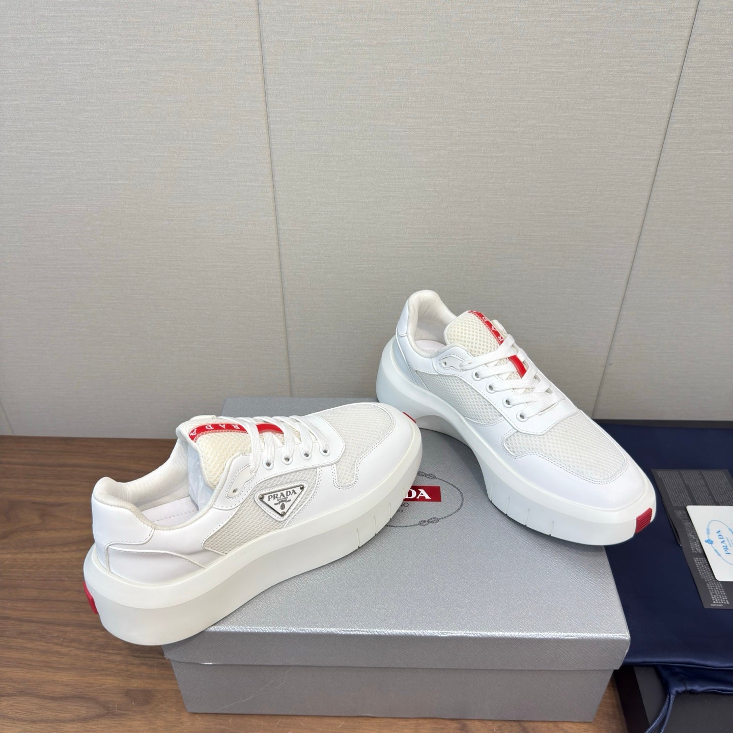PRADA 25S SPORTY STYLE MEN SNEAKERS LOGO 45MM IN WHITE AND RED CALFSKIN