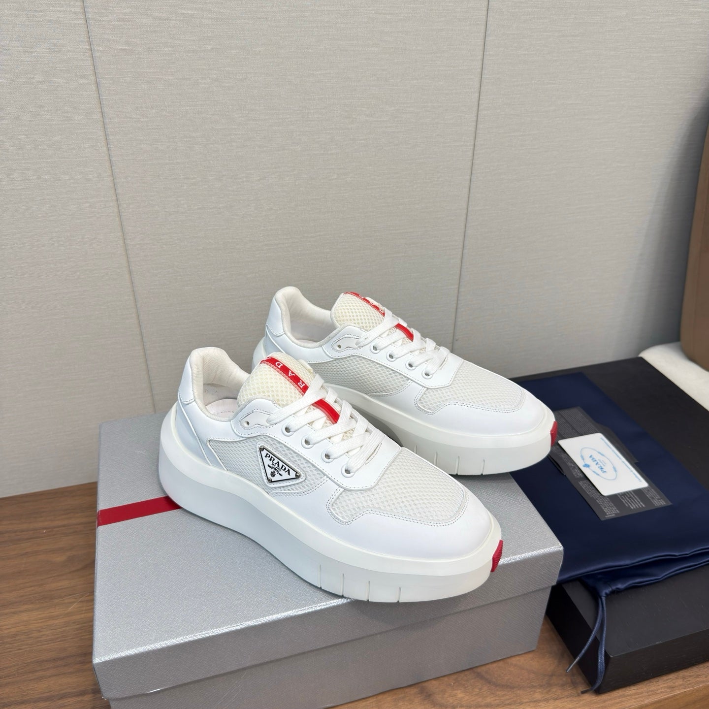 PRADA 25S SPORTY STYLE MEN SNEAKERS LOGO 45MM IN WHITE AND RED CALFSKIN