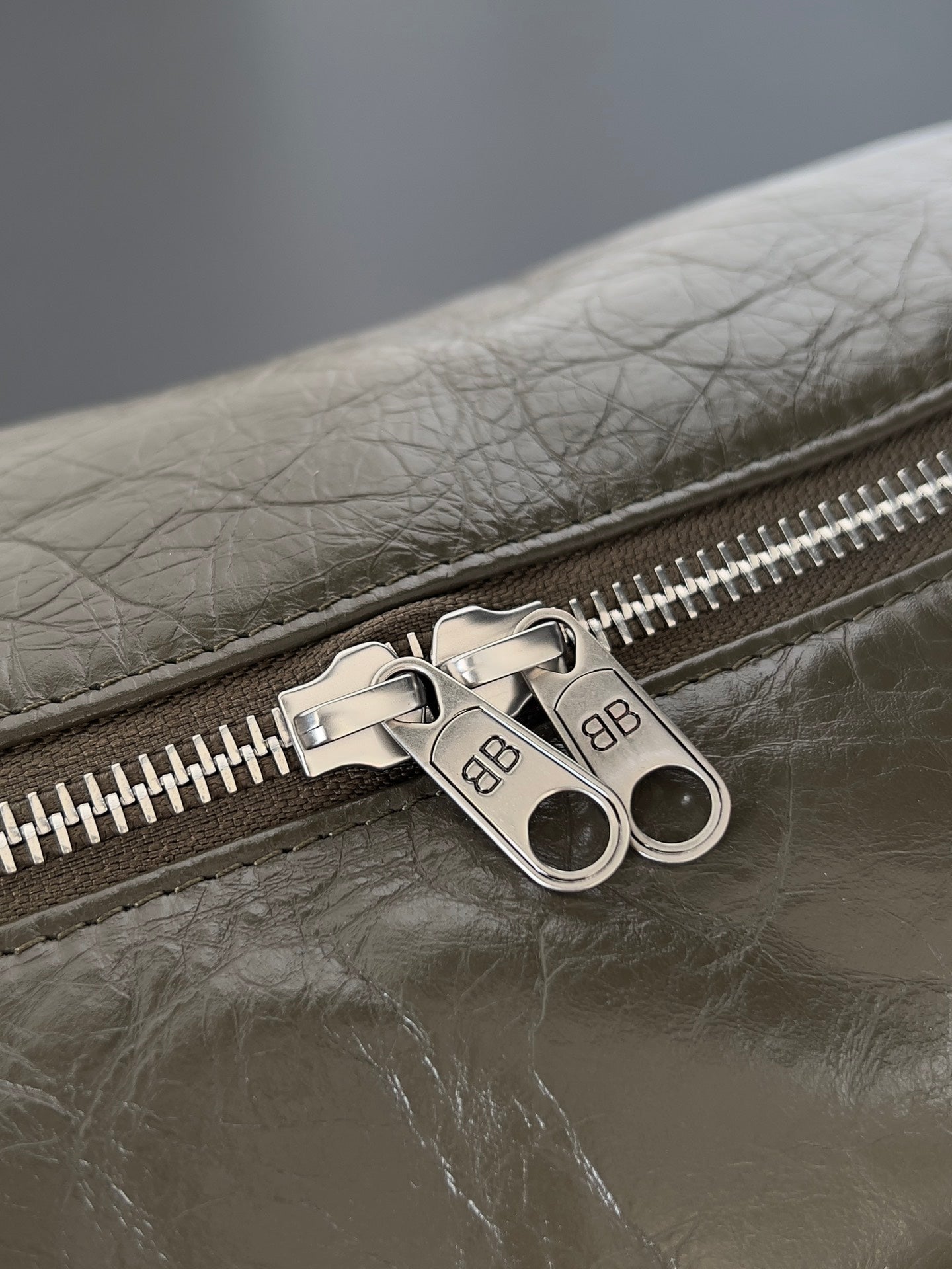 SUPERBUSY SLING BAG 35 IN KHAKI GREEN LAMBSKIN