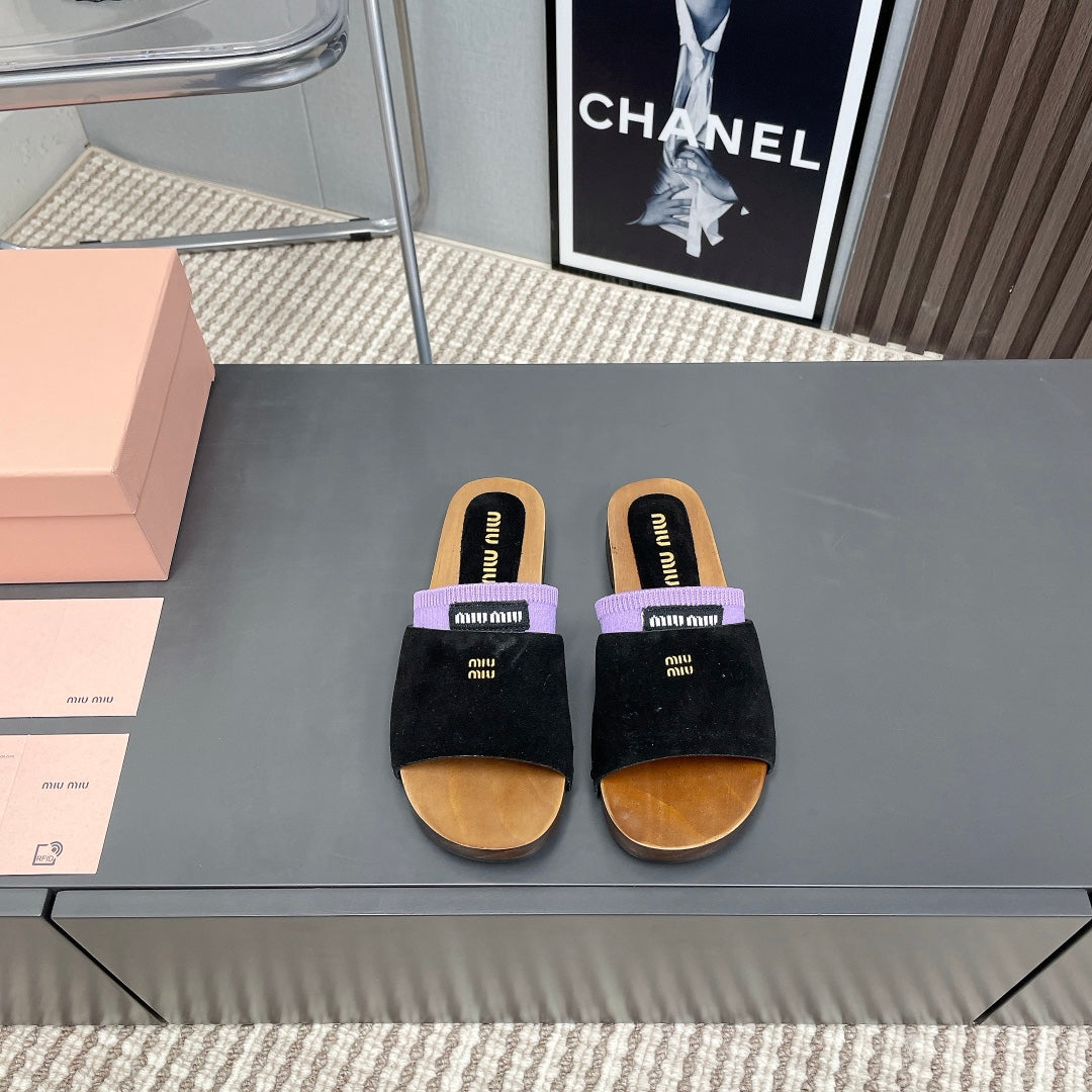 SLIPPERS IN BLACK SUEDE WITH PURPLE HALF-FOOT SOCKS