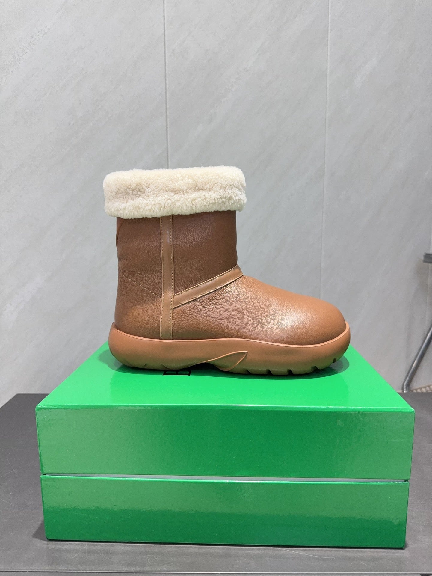 BOTTEGA VENETA 26S FUR-LINED ANKLE BOOTS IN BROWN CALFSKIN AND WHITE WOOL