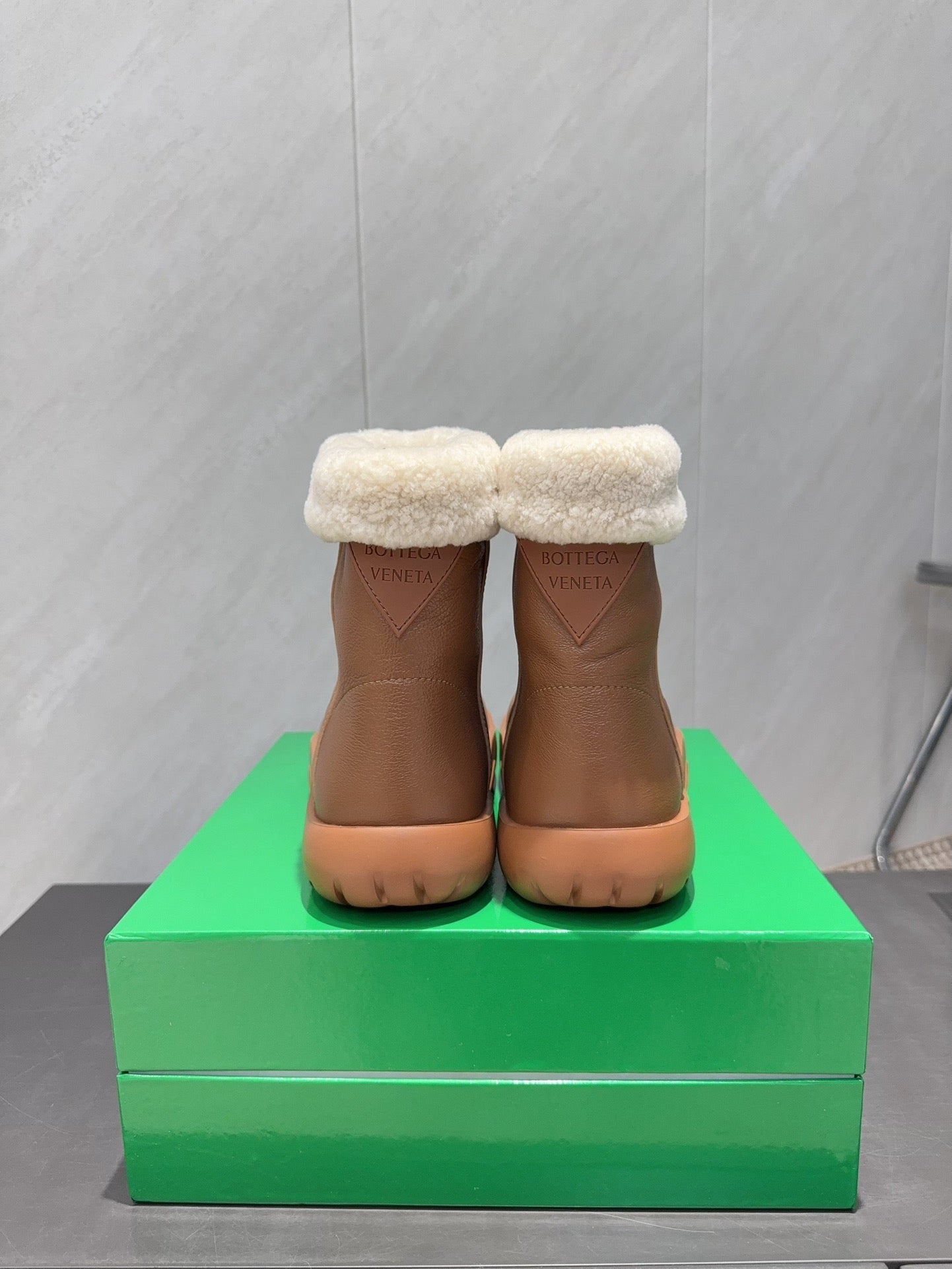 BOTTEGA VENETA 26S FUR-LINED ANKLE BOOTS IN BROWN CALFSKIN AND WHITE WOOL