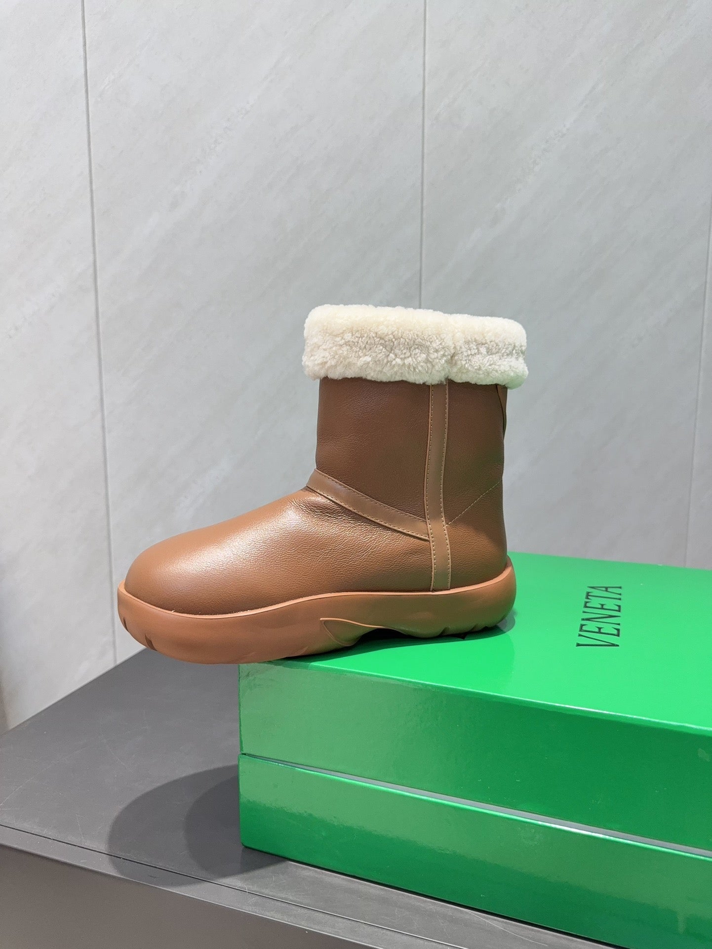 BOTTEGA VENETA 26S FUR-LINED ANKLE BOOTS IN BROWN CALFSKIN AND WHITE WOOL