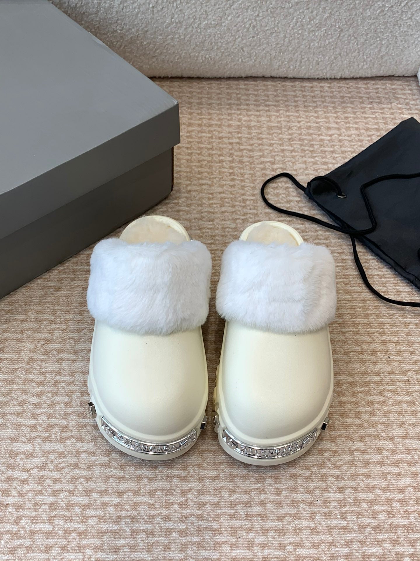 PLATFORM MULES IN BEIGE RUBBER MIX RABBIT FUR SILVER HARDWARE