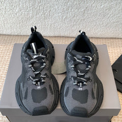 UNDER ARMOUR 3XL KNIT SNEAKER IN BLACK AND WHITE POLYESTER