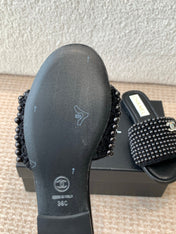 FLAT SLIDE IN BLACK LAMBSKIN WITH PEARLS