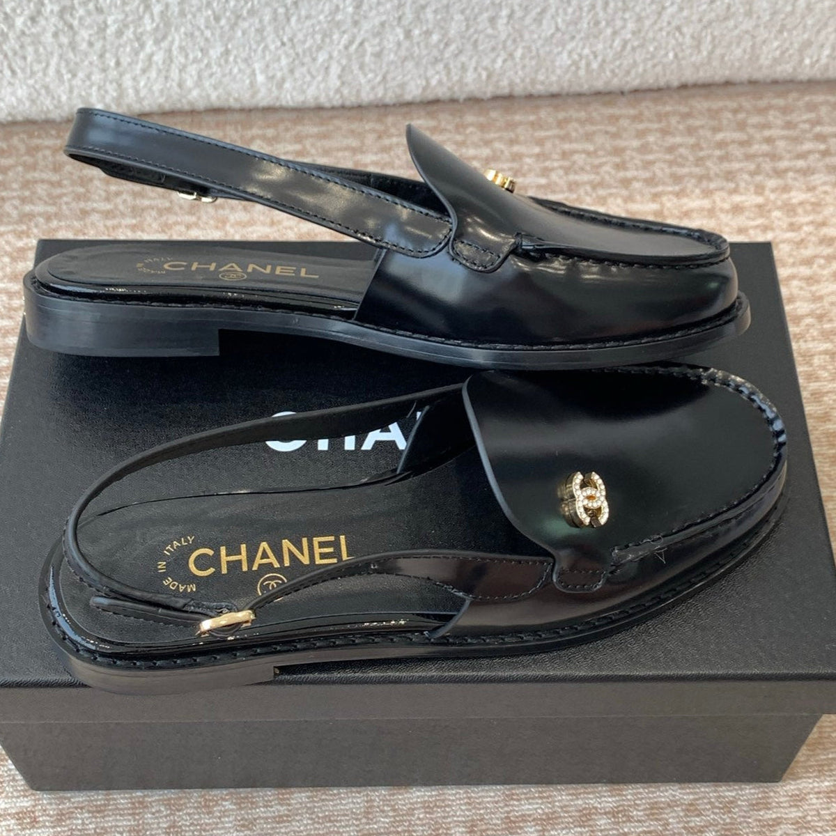 CC MOCCASIN SLINGBACK IN BLACK PATENT CALFSKIN