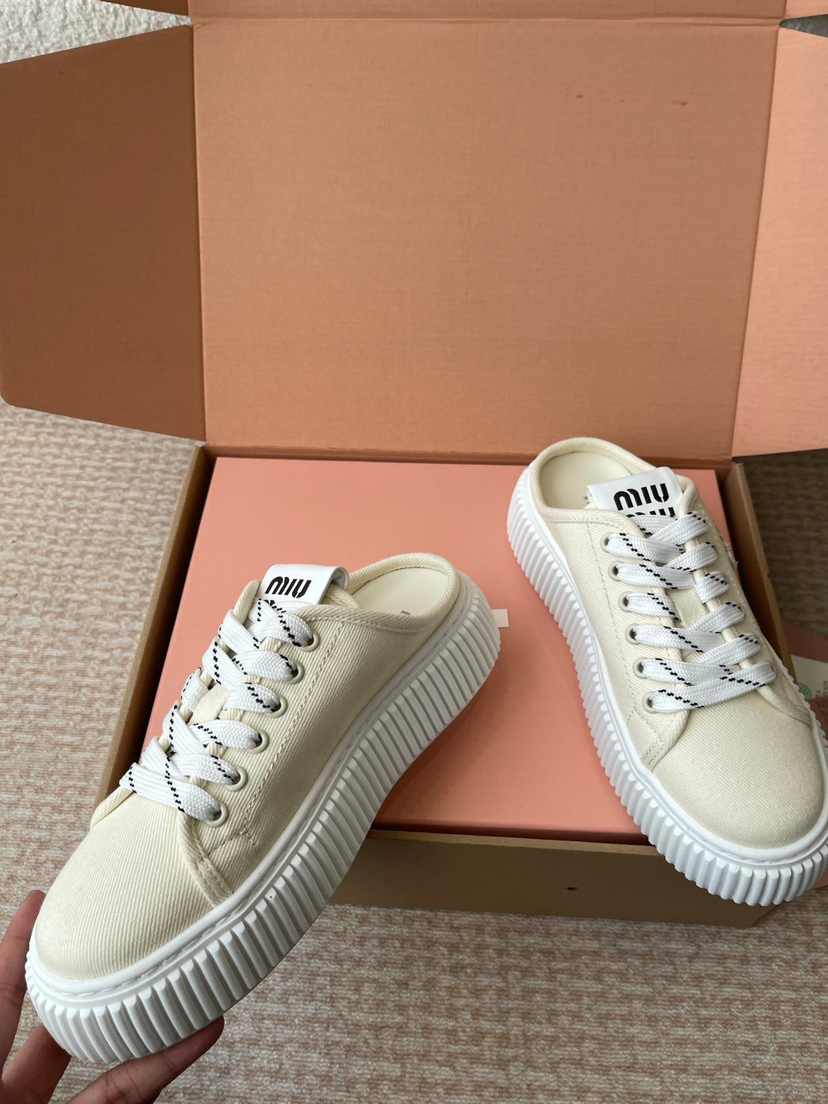 WASH SNEAKER MULES IN OFF WHITE DENIM WHITE STRIPED LACES