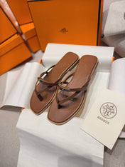 HM 26S KELLY BUCKLE THONG SANDALS IN BROWN CALFSKIN SILVER HARDWARE