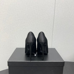 HIGH PUMPS IN BLACK SILK ATTACHED GOLD CHAIN