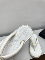 THONG SLIPPERS IN WHITE LAMBSKIN