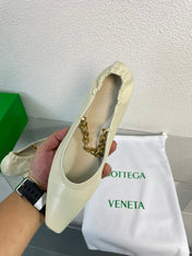 SHARP CHAIN PUMP 6 CM IN BONE WHITE CALFSKIN