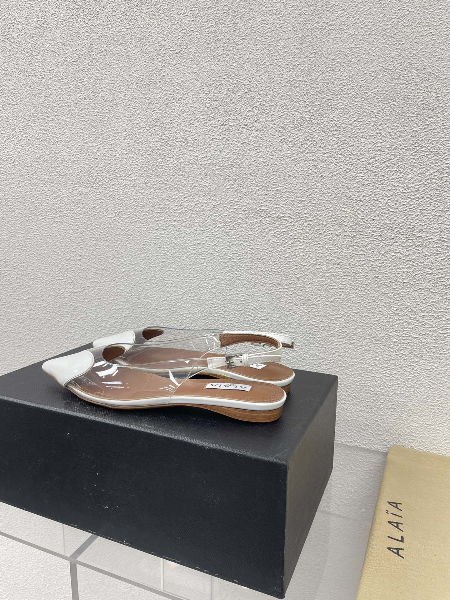 ALAIA LE COEUR FLAT SLINGBACKS IN WHITE PATENT LAMBSKIN