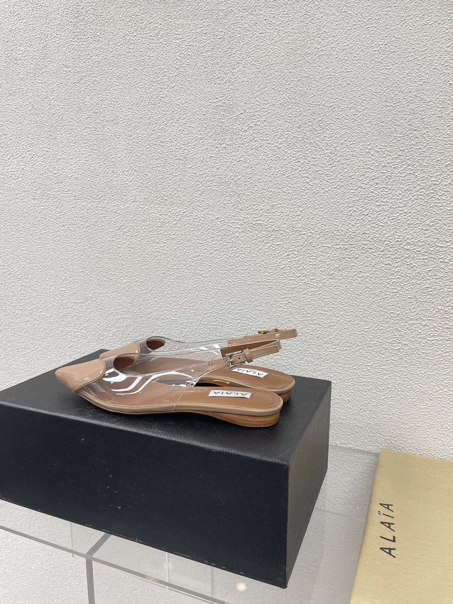 ALAIA LE COEUR FLAT SLINGBACKS IN BEIGE PATENT LAMBSKIN