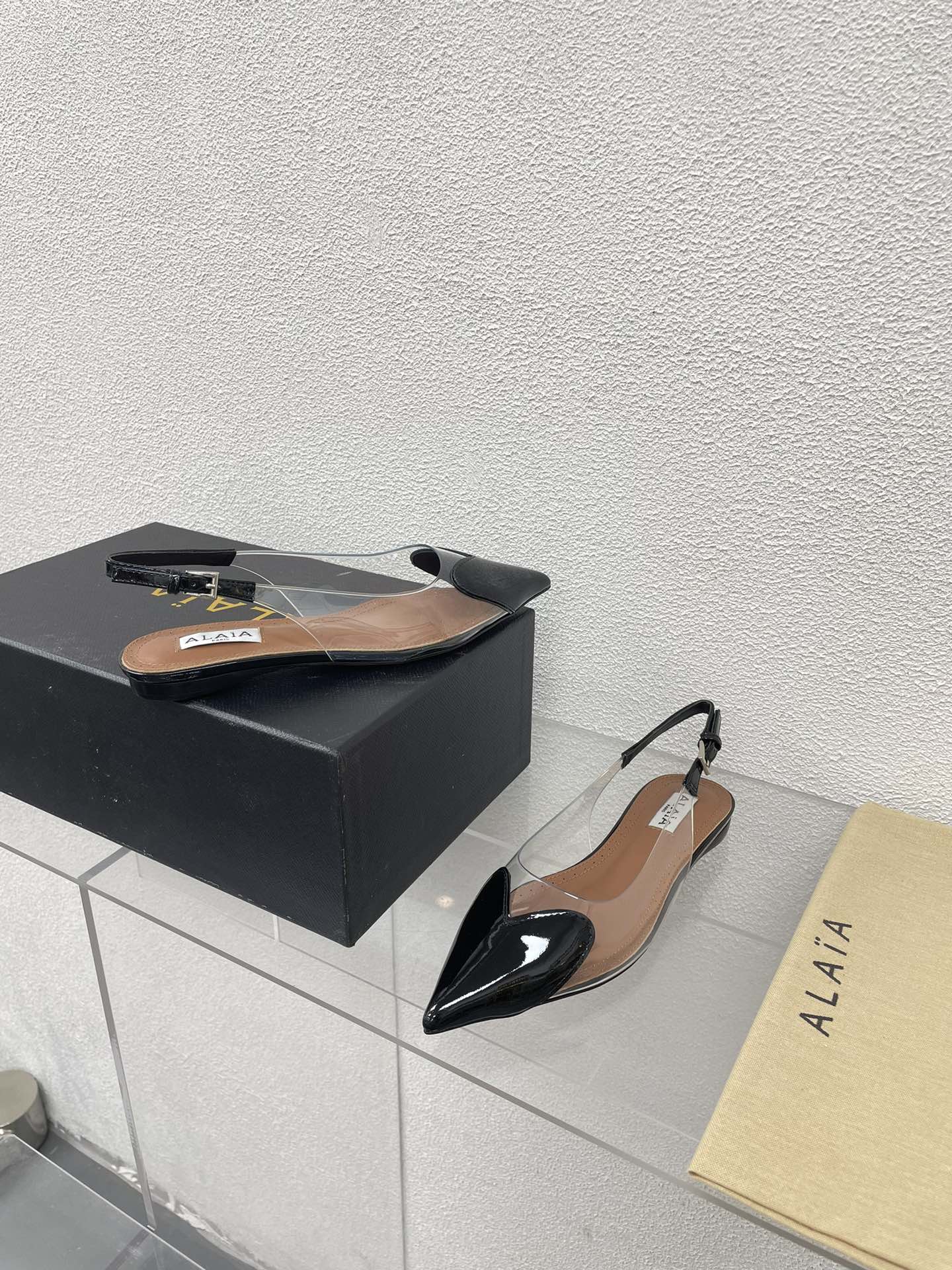 ALAIA LE COEUR FLAT SLINGBACKS IN BLACK PATENT LAMBSKIN