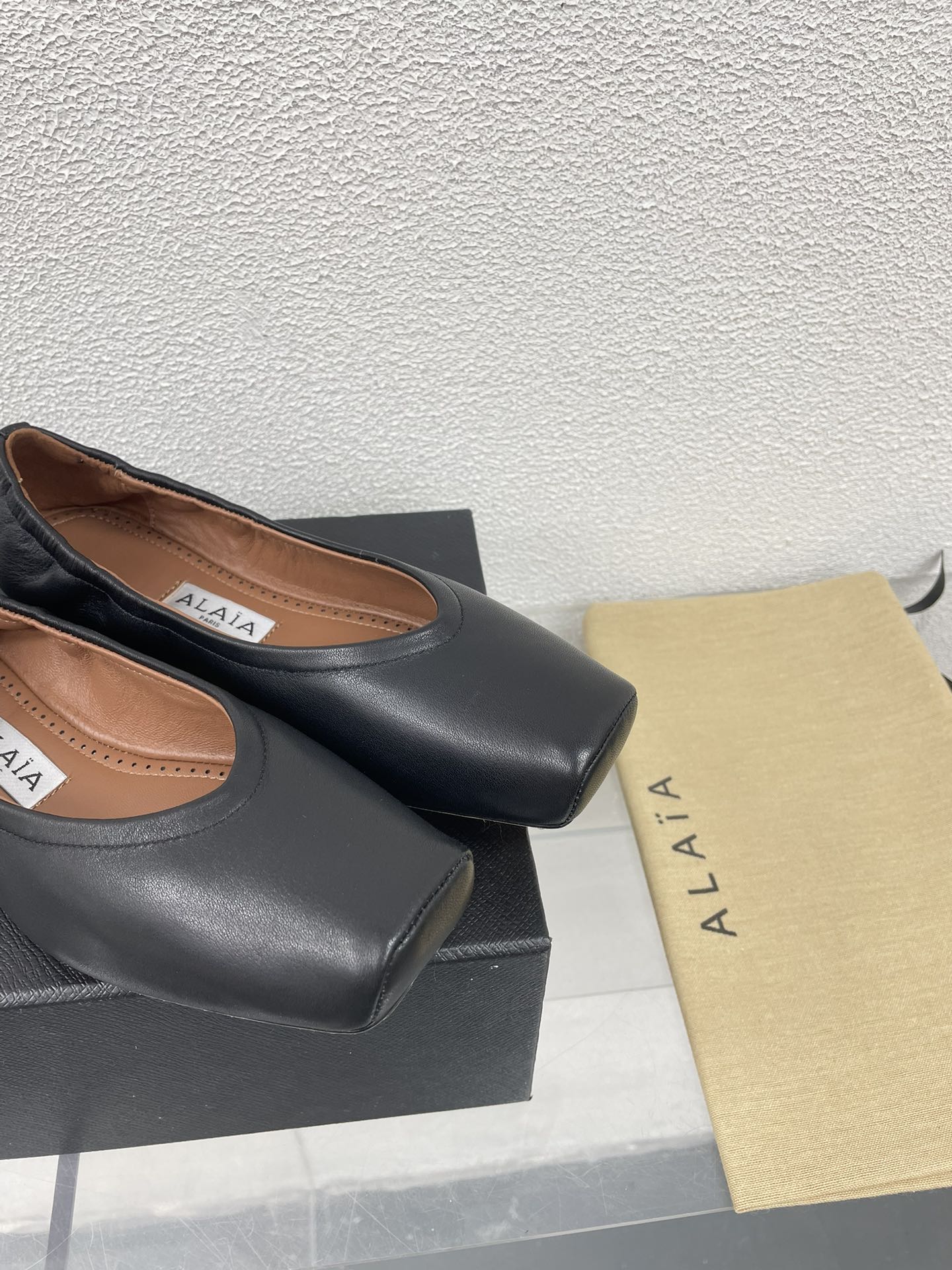 ALAIA BALLET FLATS IN BLACK CALFSKIN