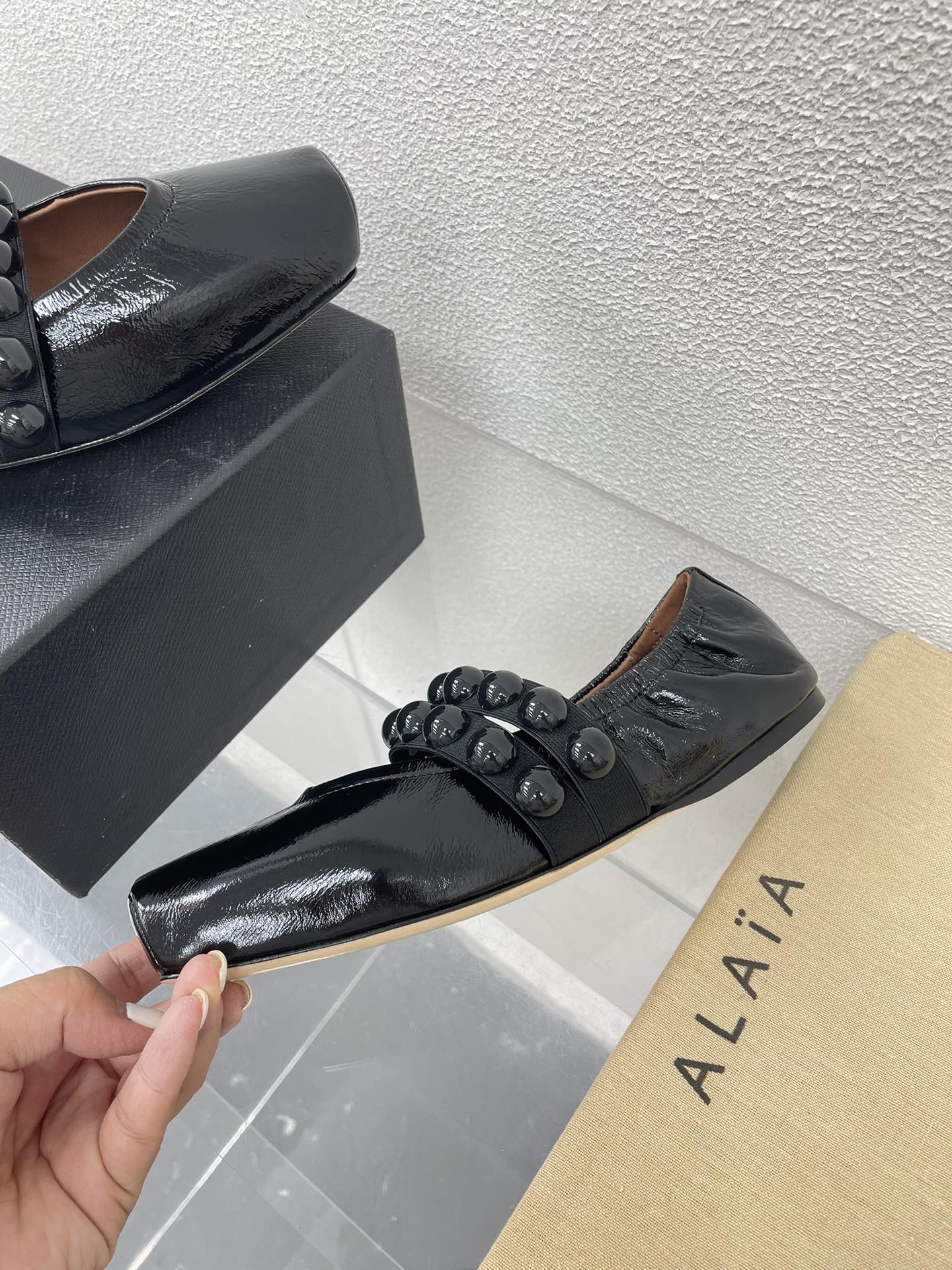 ALAIA MARY JANE PEARL IN GLOSSY BLACK LAMBSKIN