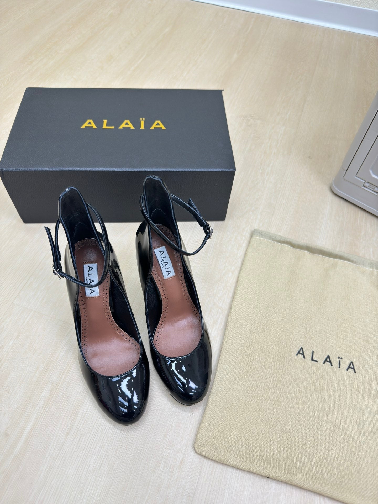 DECOLLETE PUMPS IN BLACK PATENT CALFSKIN