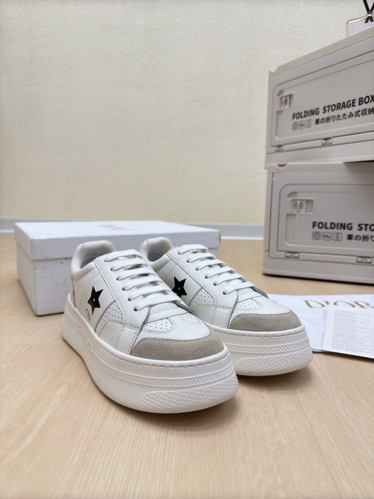 BLACK STAR PLATFORM SNEAKER IN WHITE CALFSKIN AND SUEDE