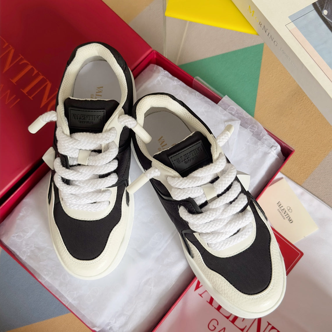 LOW-TOP SNEAKER IN WHITE NAPPA LEATHER AND BLACK TOILE ICONOGRAPHE FABRIC