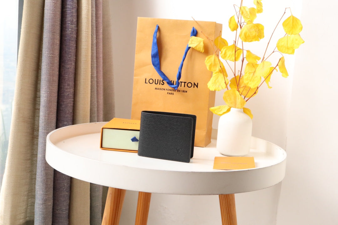 LV 25S SLENDER WALLET 11 IN BLACK TAIGA CALFSKIN