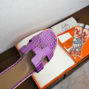 HM 26S ORAN SANDAL IN LAVENDER PURPLE CALFSKIN CROCODILE EMBOSSED
