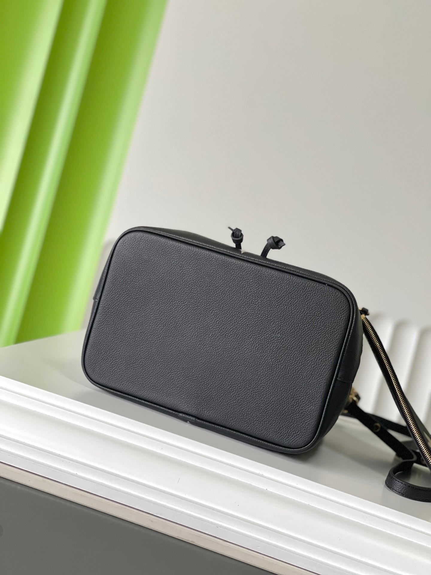 CRAFTY NEONOE 26 IN BLACK AND CREAM BICOLOR EMPREINTE CALFSKIN