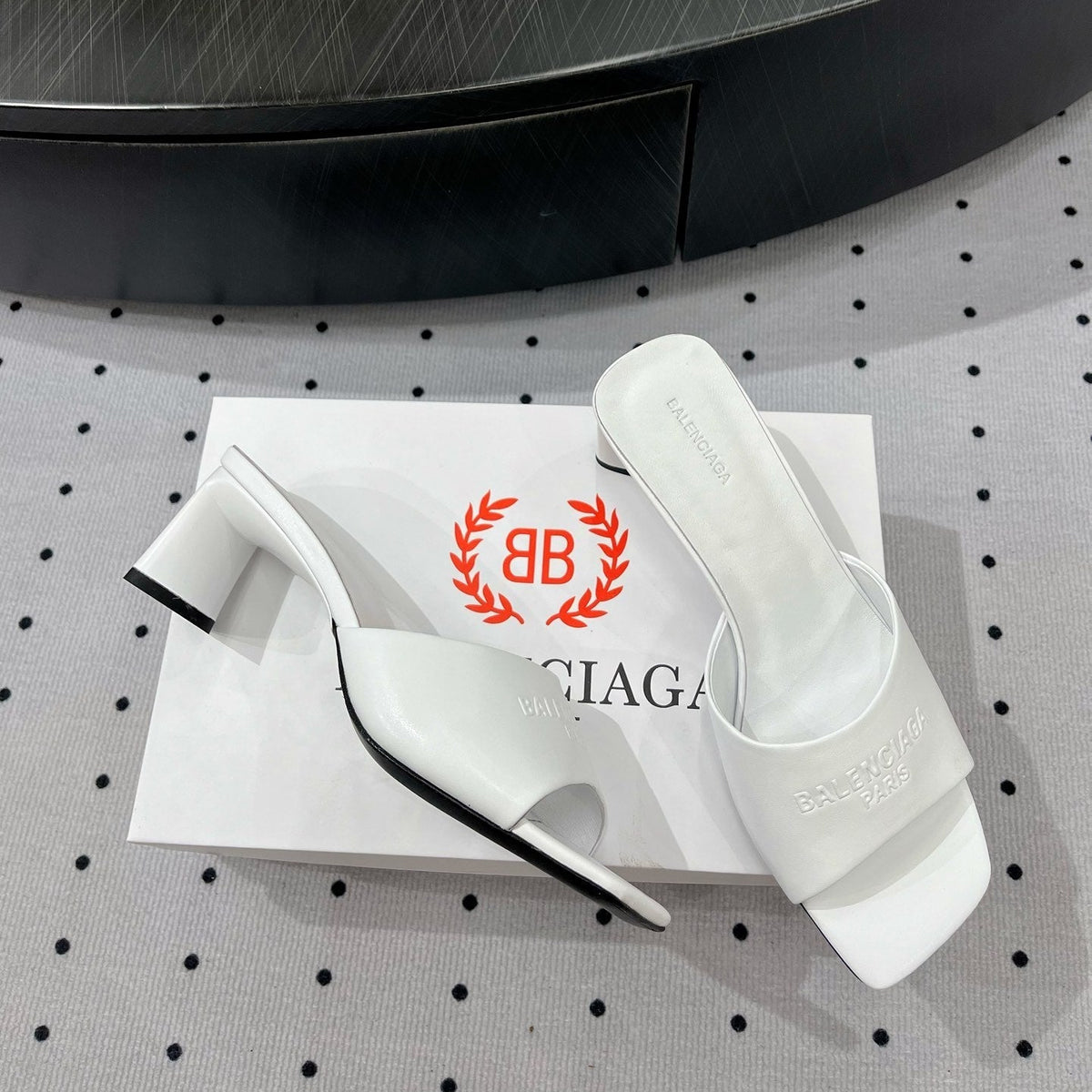 SQUARE-TOE MEDIUM HEEL MULES IN WHITE CALFSKIN LOGO EMBOSSED