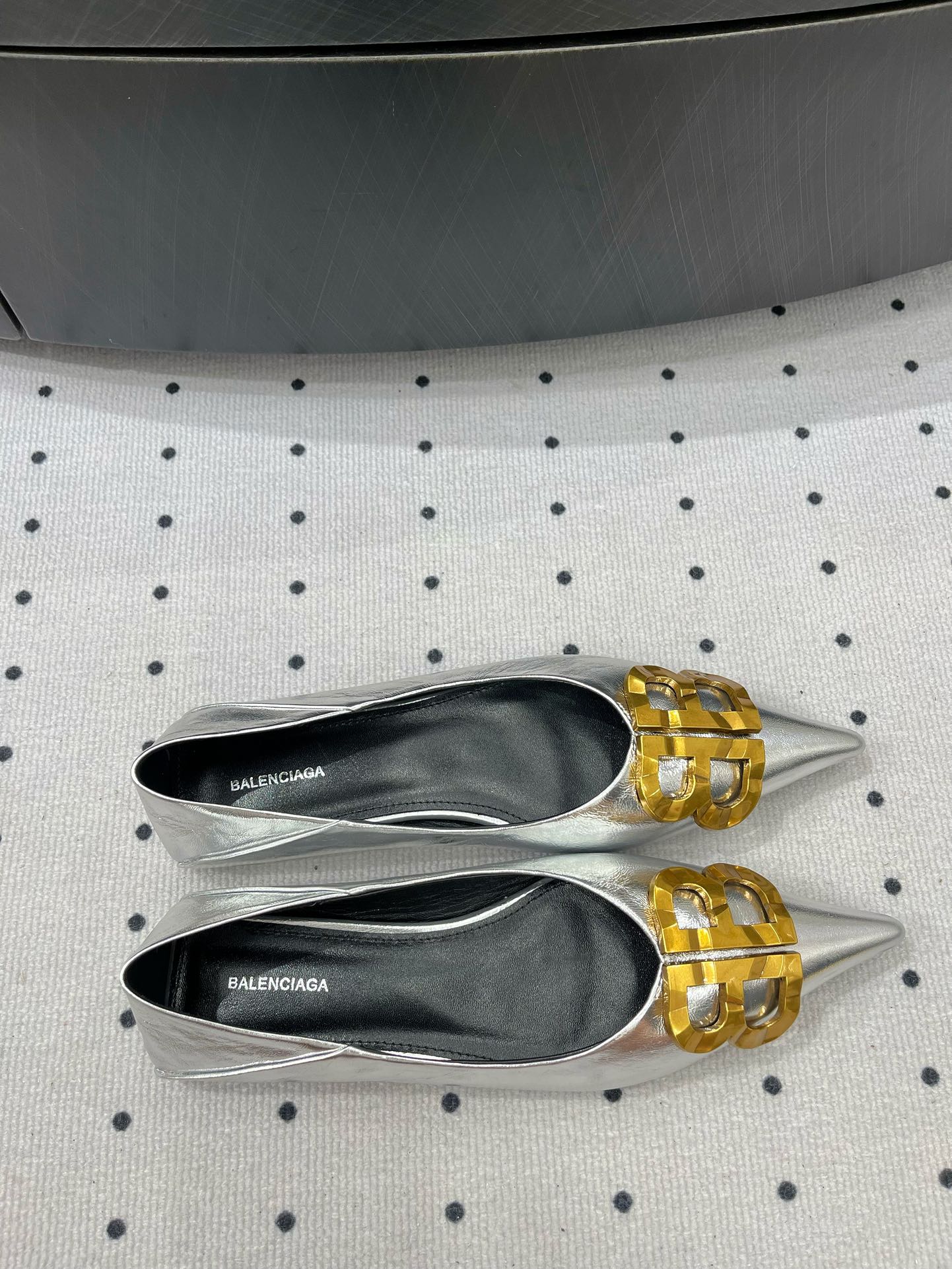 POINTED BB GOLD BUCKLE BALLET FLAT IN SILVER METALLIC SHINY CALFSKIN