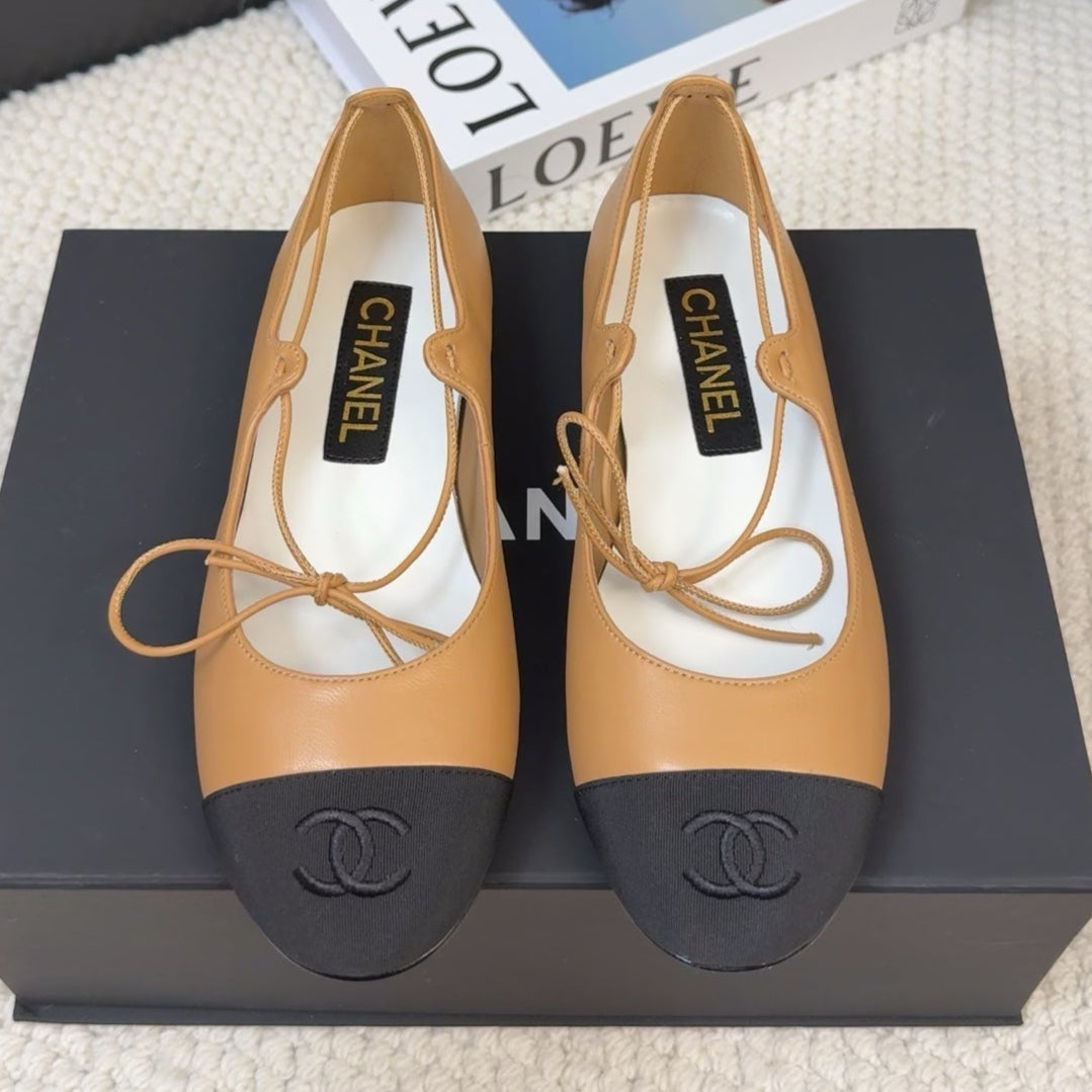 FLAT MARY JANE PUMPS IN DIJON YELLOW LAMBSKIN MIX BLACK FABRIC