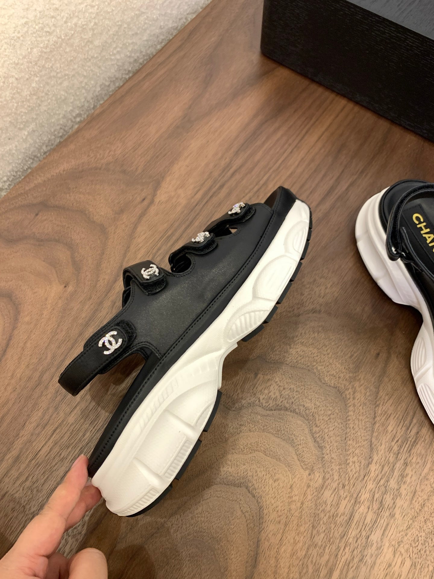 SANDAL 25S LOGO IN BLACK LAMBSKIN