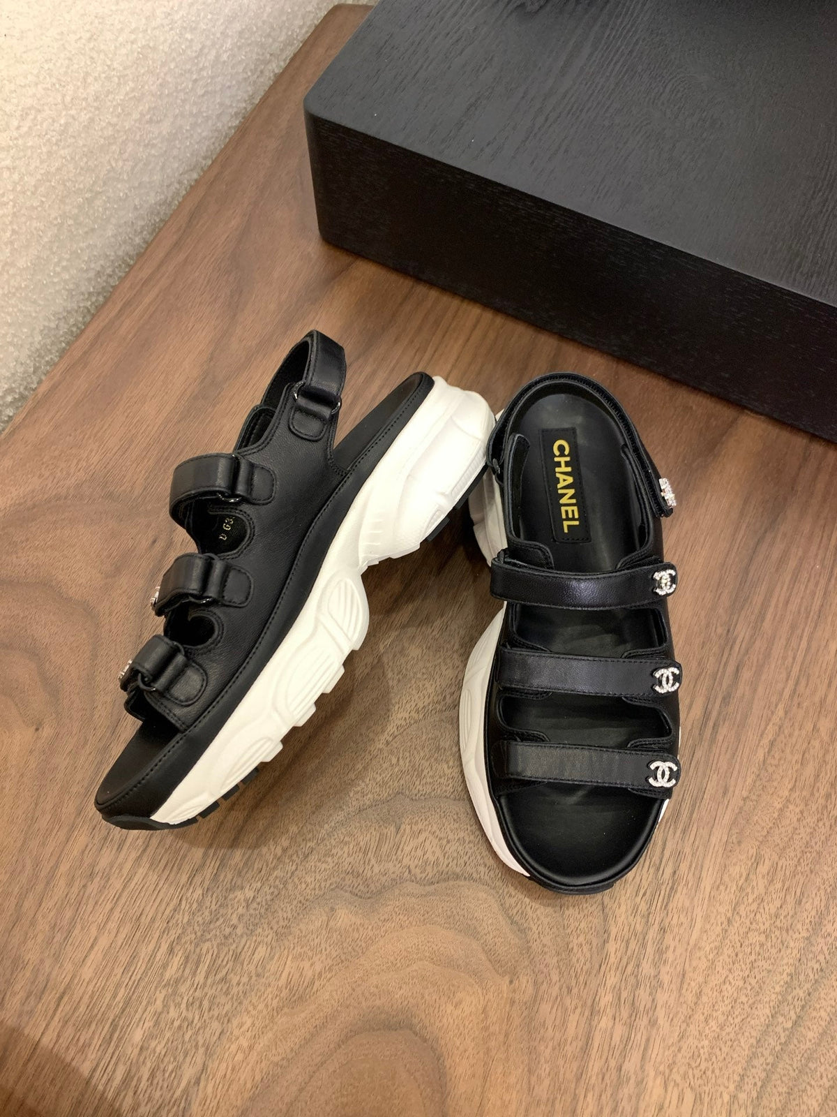 SANDAL 25S LOGO IN BLACK LAMBSKIN