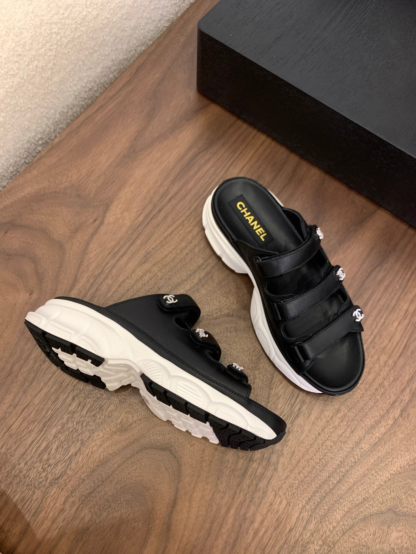 MULES 25S LOGO IN BLACK LAMBSKIN