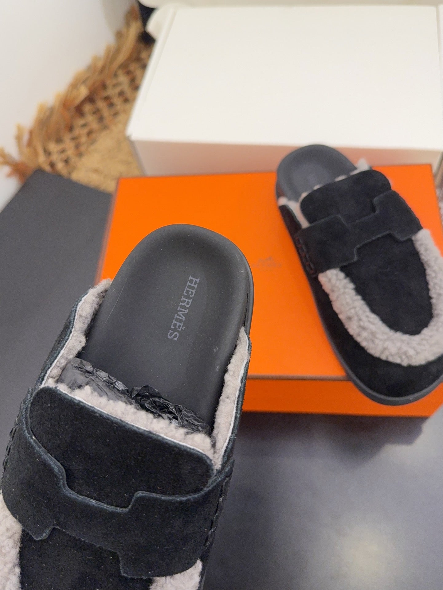 HM 25S MULE IN BLACK SUEDE MIX GREY SHEARLING