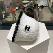 BUCKET HAT IN WHITE MIX BLACK LAMB FUR 420891