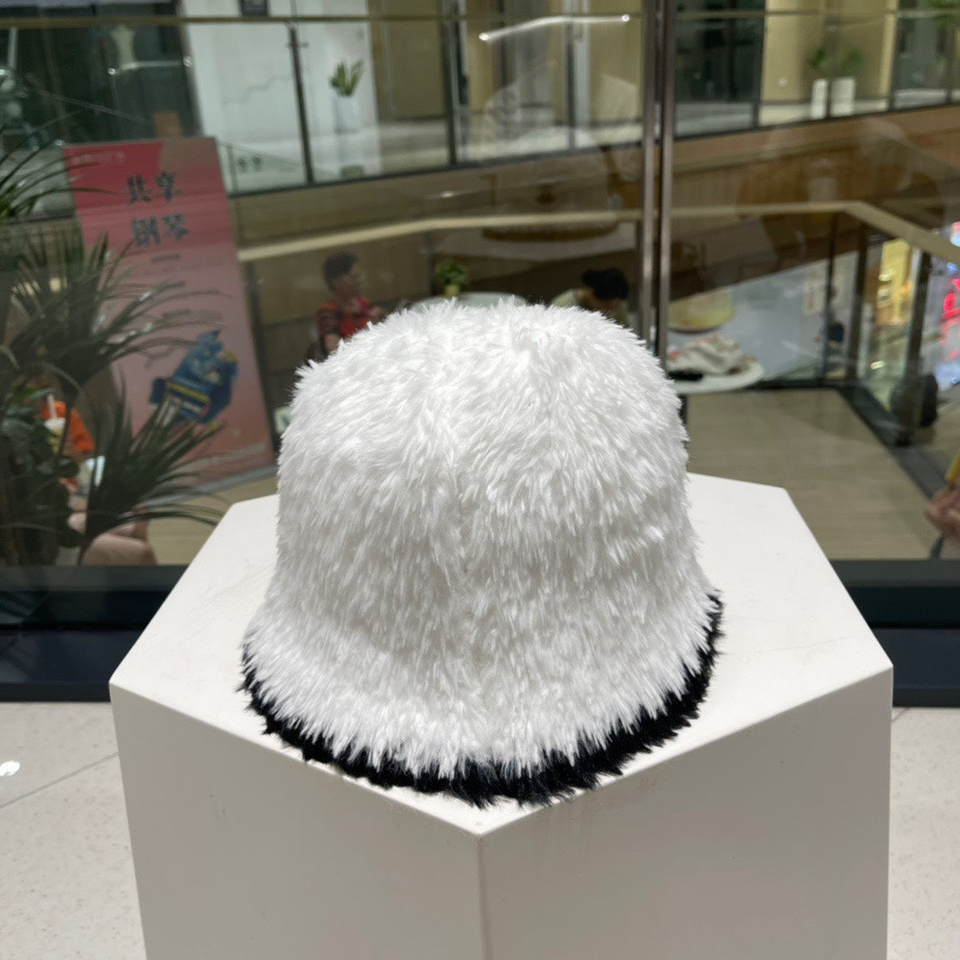 BUCKET HAT IN WHITE MIX BLACK LAMB FUR 420891