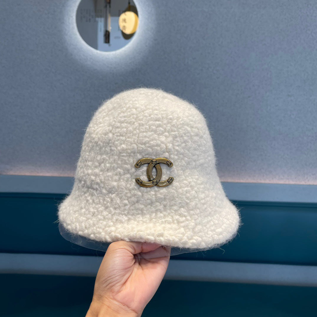 BUCKET HAT IN WHITE LAMB FUR 422035