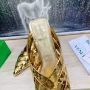 ALFIE LEATHER FLAT MULES IN GOLD PATENT CALFSKIN WITH WOVEN DESIGN